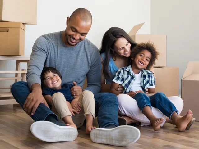 Une famille emménage dans sa nouvelle maison achetée au taux réduit de 3% en Wallonie.