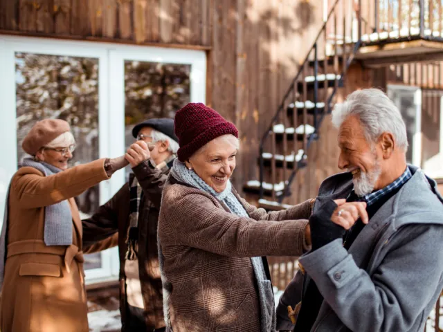 Des couples âgés de 70 ans dansent sereinement sachant qu'un mandat extrajudiciaire a été signé chez leur notaire.