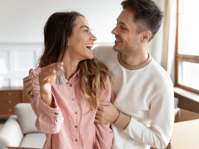 Un jeune couple vient d'acheter son premier appartement après de bons conseils de leur notaire sur les droits d'enregistrement et la TVA en France.